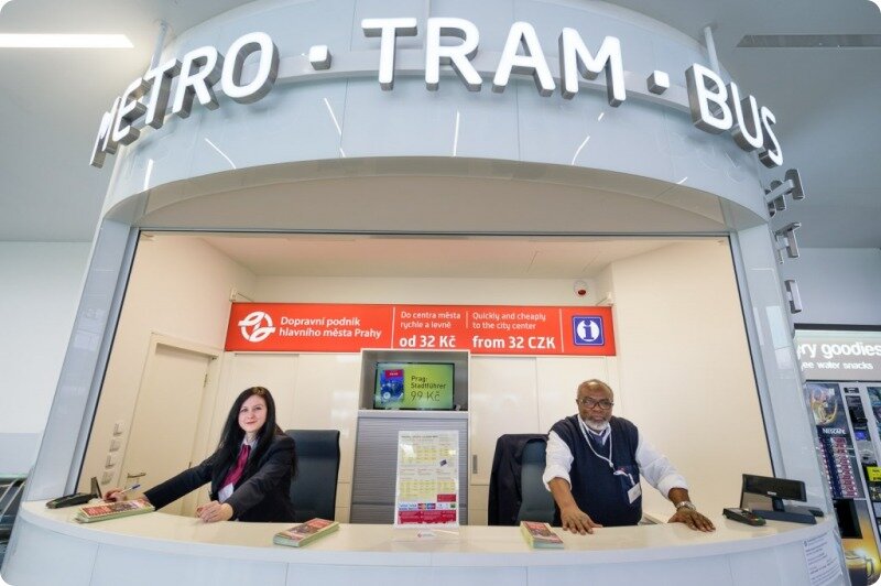 Стойка общественого транспорта в аэропорту Праги