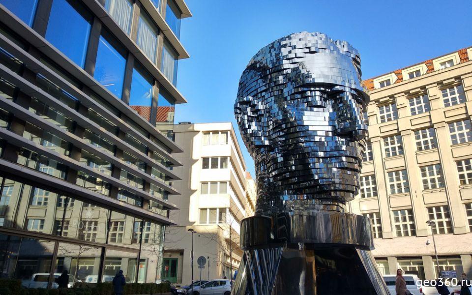 Вращающаяся голова Франца Кафки в Праге